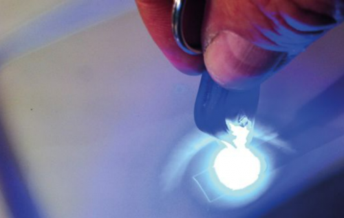 הקשיית החומר בעזרת נורת UV